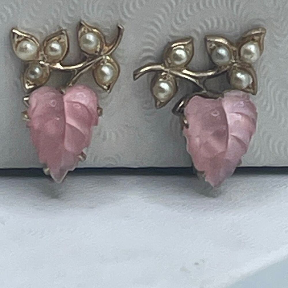 Vintage screwback frosted carved glass earrings faux pearls.